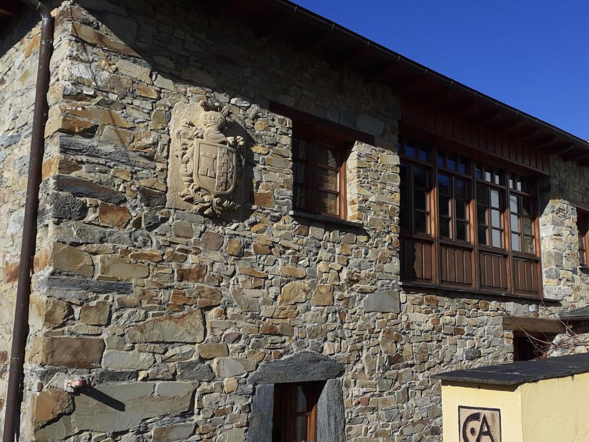 Y Casa La Paredana,
